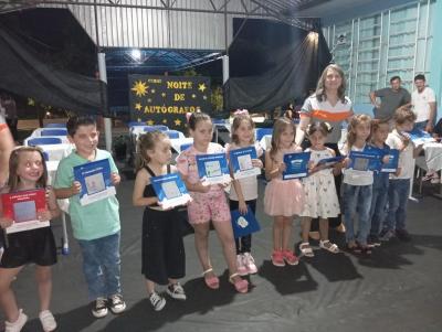 Noite de AutÃ³grafos reuniu centenas de pessoas em Rio Bonito do IguaÃ§u